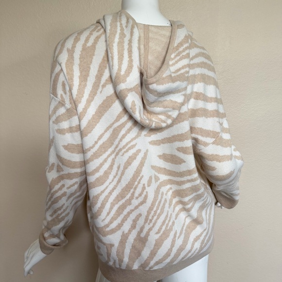 Chico’s Women's Beige Zebra Print 2PC Cashmere Blend Set - Picture 6 of 11